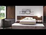 Dormitorio de matrimonio. Paneles cabecero en madera de nogal, cama lacada.