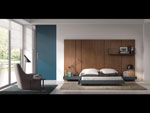 Dormitorio de matrimonio. Cabecero empanelado en madera. Cama y mesillas en azul.